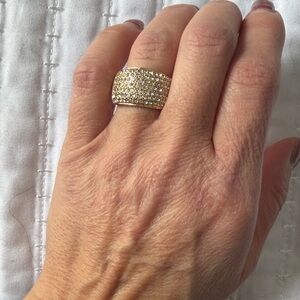 NWT Elegant Gold-Tone Women's Ring